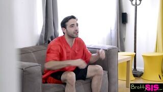 A izgató tini csaj tv nézés helyzett szopna