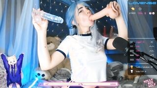 Tini csaj kettő műdákót szop