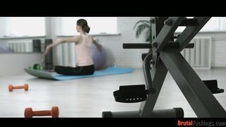 Jogázó tini kis csajt kúrel popóba az edő
