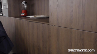 Private - Mona Blue kiborotvált picsája megbaszva