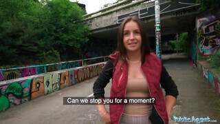 Public Agent - Jenna J Ross a híd alatt kúrel
