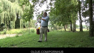 Oldje - Öreg manus döngeti a tini lányt