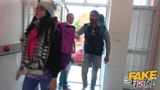 Fake Hostel - Latin Amerikai lány a pasija előtt közösül