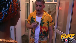 Fake Hostel afrikai lány és egy spanyol bula közösen