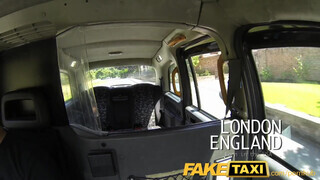 FakeTaxi amerikai félvér lány kefélni akar