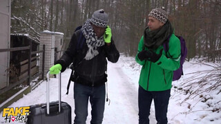 Méretes mellű tini lány és a turista srácok - Fake Hostel