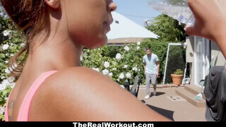 TheRealWorkout - fekete fullos fitness vlogger videója