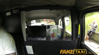 Faketaxi - szőrös pinájú milf csajszi kefél egyet