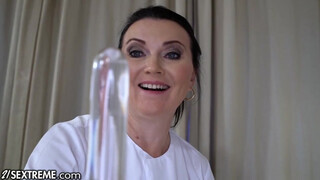 21Sextreme - Dagi anyuka és a fiatal tinicsaj