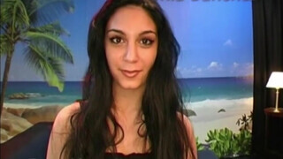 Mia Sanchez feldug egy méretes dildot