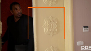 Anissa Kate a dákó szerető titkárnő