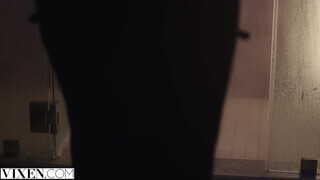 VIXEN - Allie a gyönyörű világos szőke milf