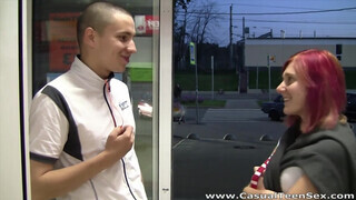 Casual Tini Szex - egy gyors menet a lila hajú csajjal
