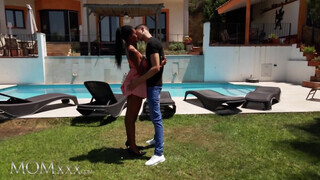 MOMxxx - Tina Fire a méretes csöcsű csoki milf