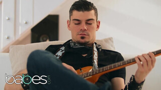 Babes - Mia Evans dug a gitáros csávóval
