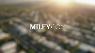 MILFY - Holly puncijába a szomszéd pasi beveri
