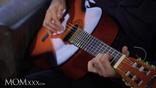 Jennifer Mendez dug a gitáros krapekkal