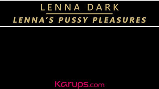 Lenna Dark egy méretes dildóval maszturbál