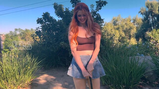 Elly Clutch a golfpályán kúrel