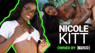 Mofos - Nicole Kitt a bombázó hatalmas keblű néger lány