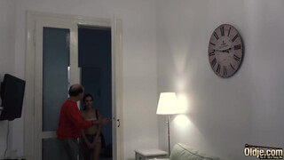 Idős férfi megdugja a csinos sunát és a lábára élvez