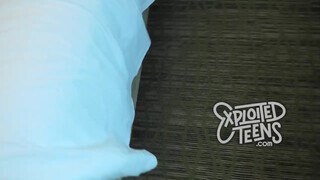 Ez az apró vörös tini tökéletes kicsike mellekkel pélót szop