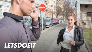 Lenyűgöző turista Silvia Dellai mélyen megbaszva egy helyi pasi által