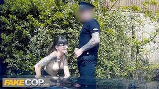 Rendőr megdugja a sötét hajú geek csajt és rálövi a szemüvegére - fake cop