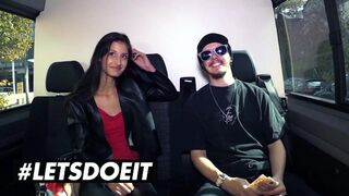 Vékony néger Coco Kiss pénzért cumizza a méretes csoki fazt az autóban