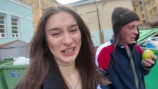 Sokkoló! undorító! egy hajléktalant baszik a tini!