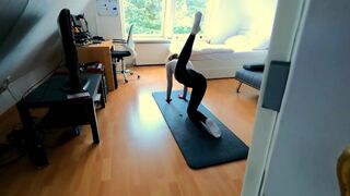 Tini fitnesz csaj ujjazza magát, majd keményen megbasszák