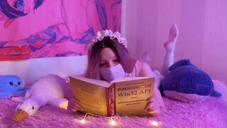 Apró tini csajt teleélvezik a tökéletes seggén