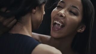 Ebony Vampire Mistress Lia Lin elcsábít egy latin amerikai méretes tőgyes tini sunát a Vampired durva domina játékában