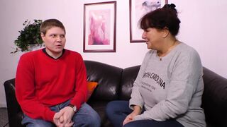 Vörös hajú milf méretes mellekkel cidázza a farkat és hagyja hogy keményen megdugják