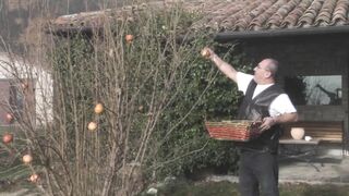 Fullos világos szőke tini amatőr hátsó bejáratba dugva és szájba lőve méretes farasszal