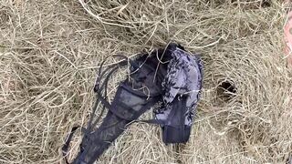 Méretes seggű öreg nő cumizza a paraszt farkát a disznóólban