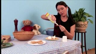 Tini csaj méretes segge cidázza a méretes pélót mielőtt a muffja ujjazva és dugva lesz